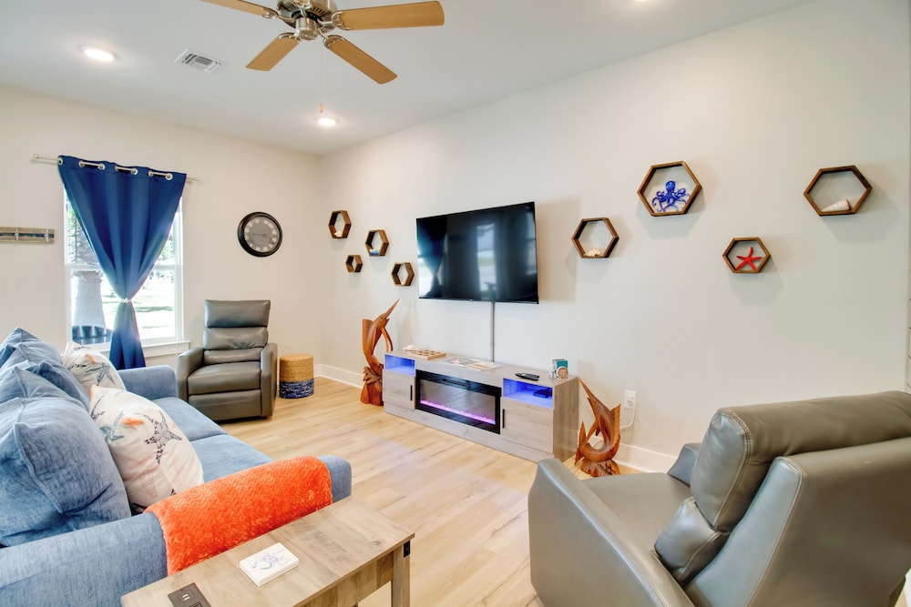 4 Mi to Rockport Beach Park: Home w/ Resort Perks