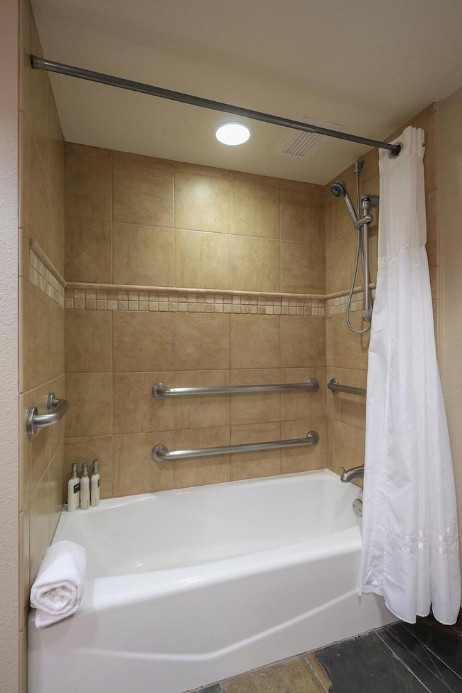 1BR Condo w/ Access to Resort Pools, Spa & Gym
