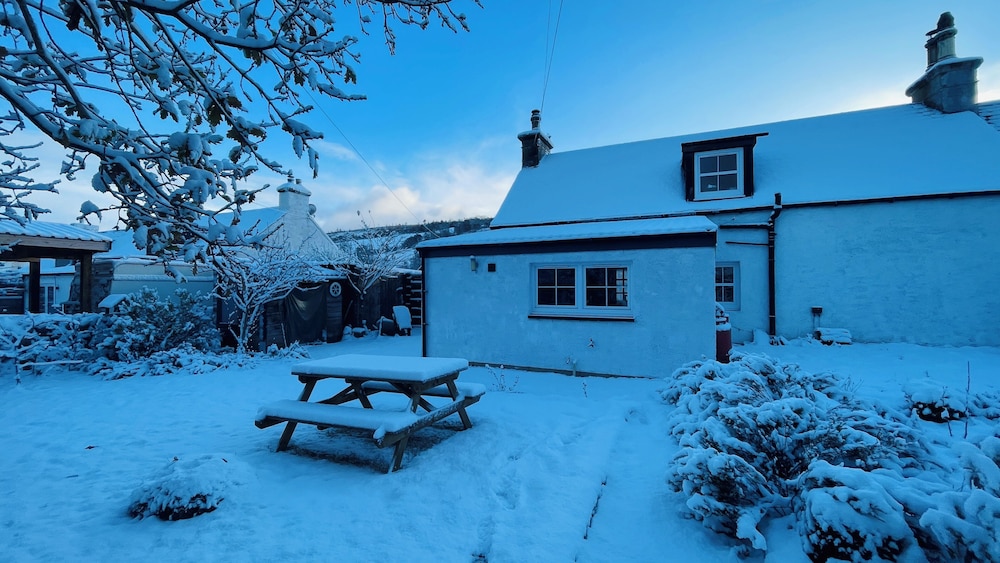 Traditional Highland Cottage Near Loch Ness-sleeps 6