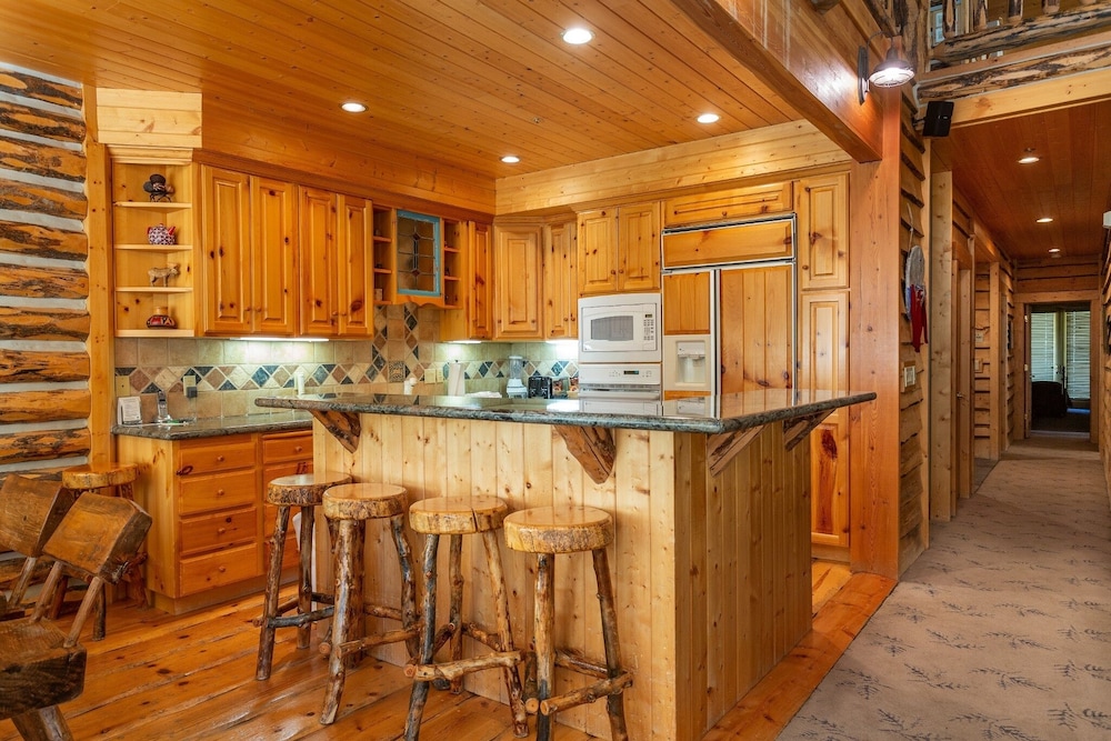 Bristlecone at Deer Valley Resort - Three Bedroom Condo with Loft and Hot Tub #504 3 Condo