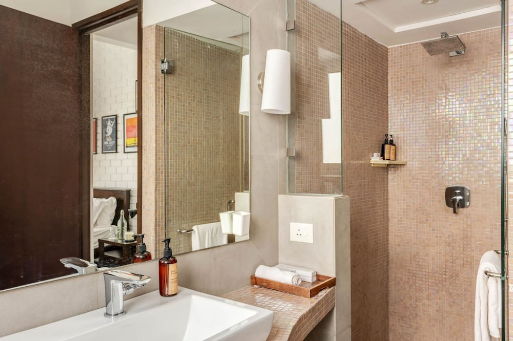 Modern 2bhk w Rooftop Pool 10 Mins Drive to Beach