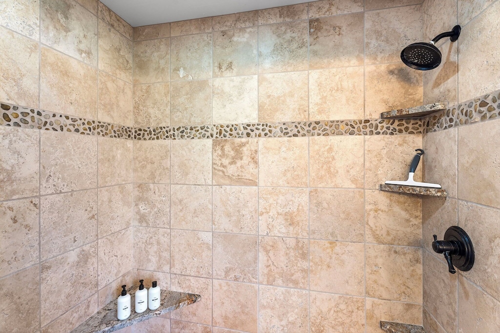 Beautiful Oceanfront - Air-conditioned - Sleeps 6 - Walk to Beach - Vrkcv