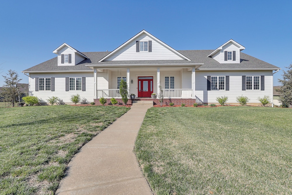 Balcony & Patio: Spacious Home in Bel Aire!