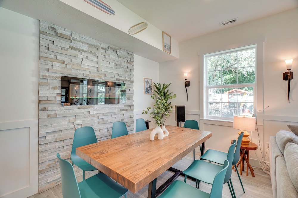 Waterfront Deck w/ Fire Pit: Lake Spokane Gem!