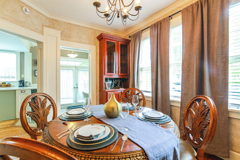 2 Mi to Memphis Zoo: Charming Home w/ Private Yard