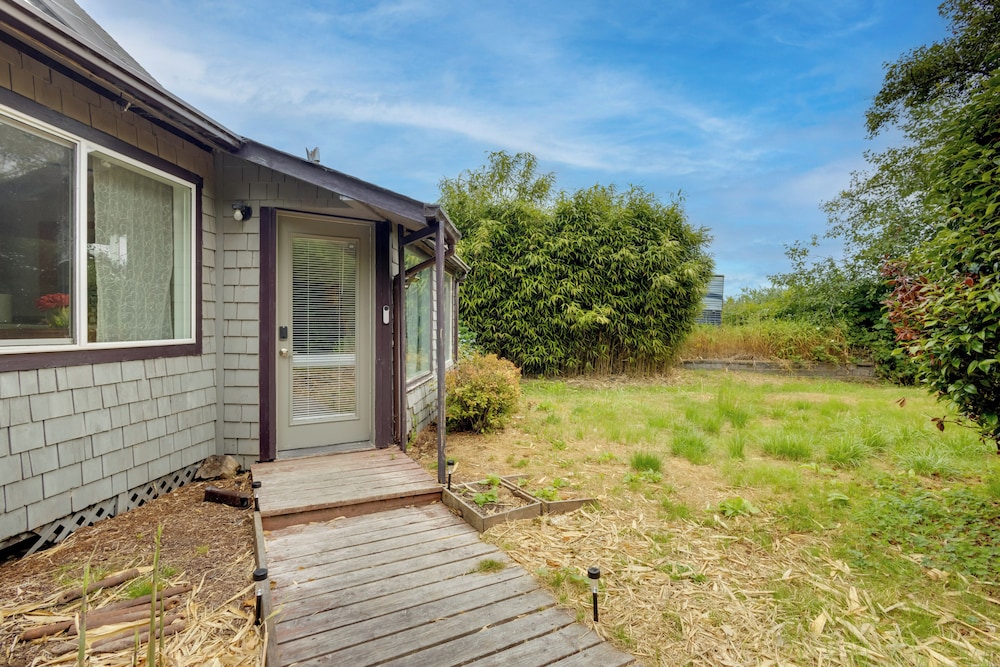 Walk to Main Avenue: Cozy Unit in Warrenton