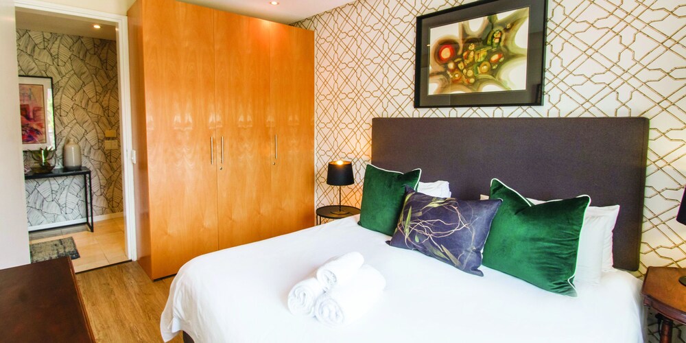Three Bedroom Apartment - Fully Furnished and Equipped view 2