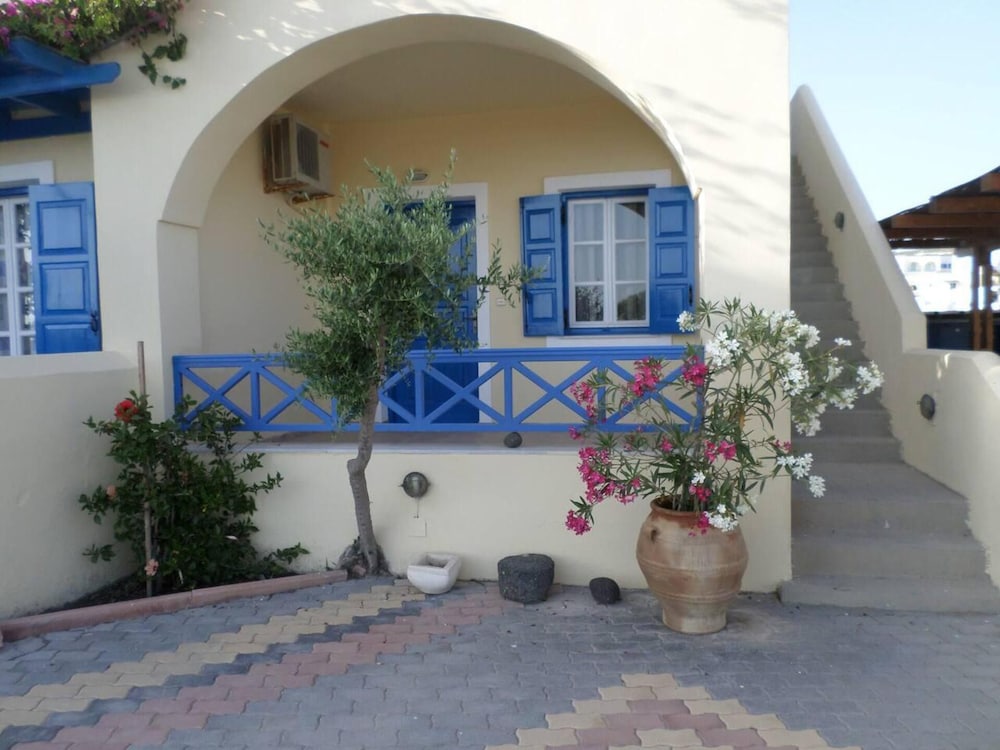 Santorious Spacious Apartment view 5