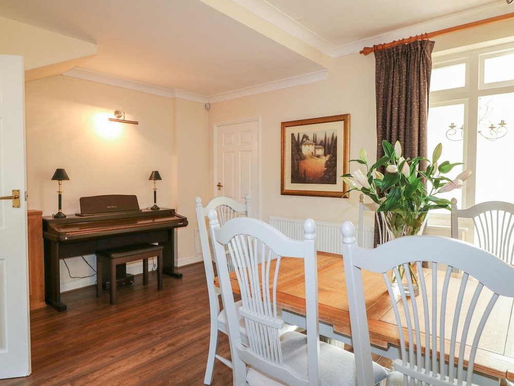 2 Gladstone Avenue