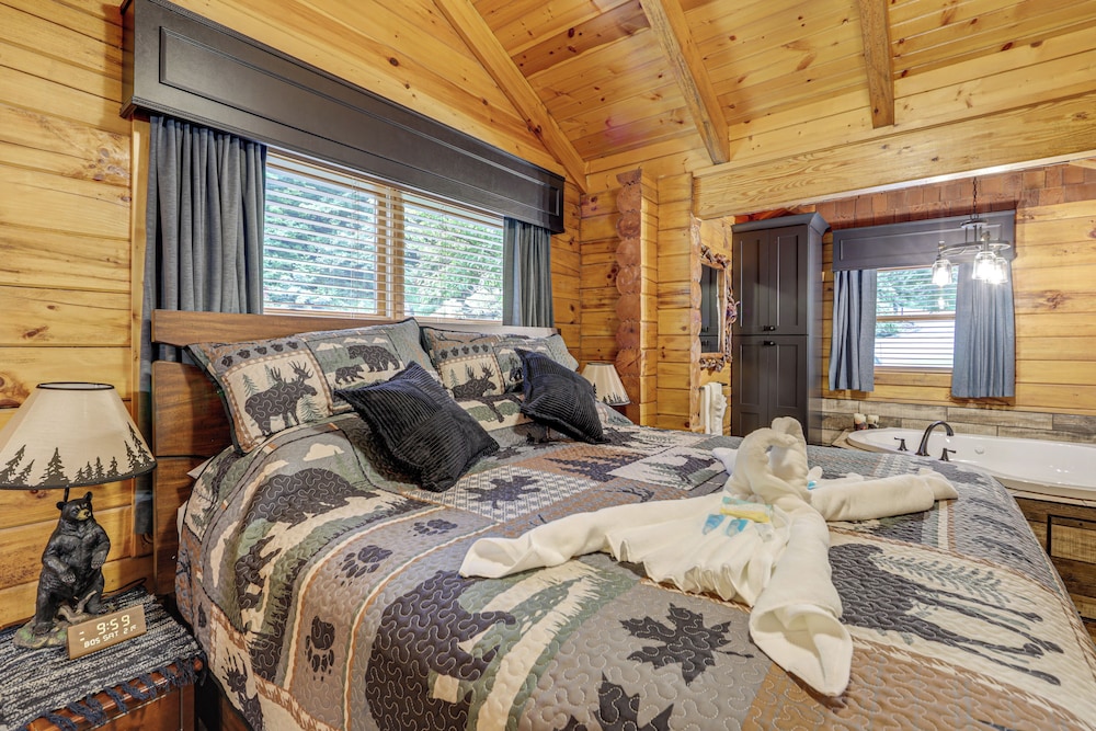1 Mi to Dtwn Gatlinburg: Hot Tub Haven in Smokies!