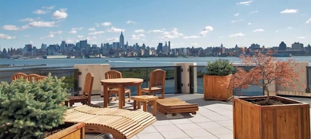 Hudson Suites at Newport