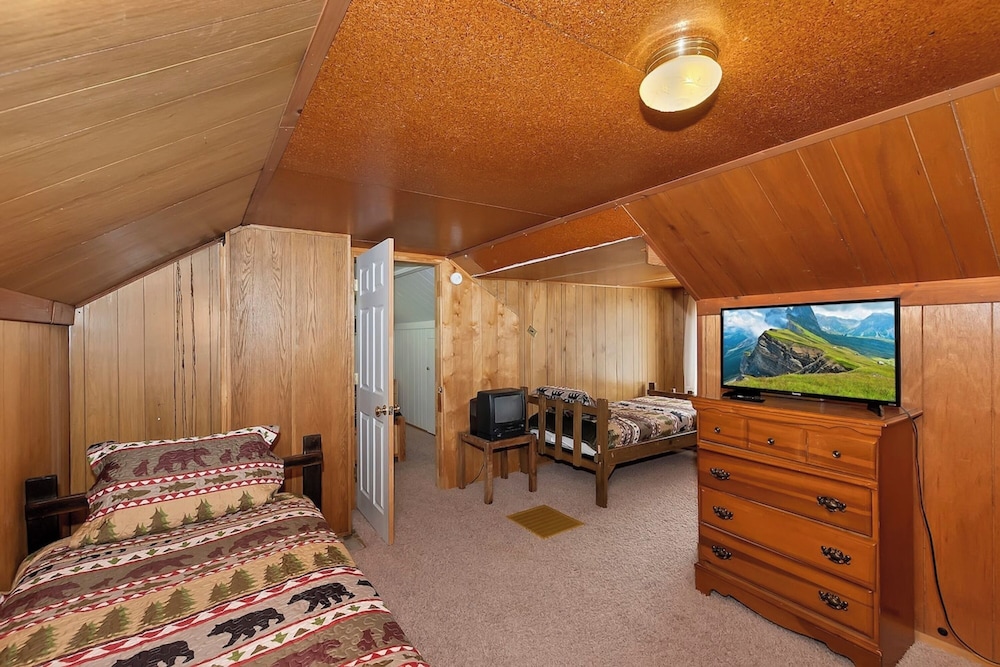 Sunshine Cabin Cozy 2-Story Getaway