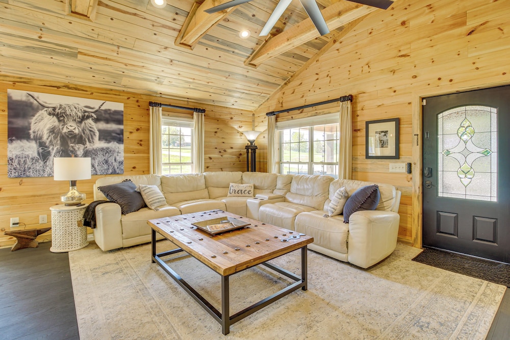 Deck & Yard: 'margy's Farmhouse' in Jasper