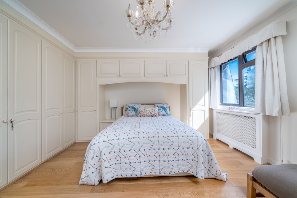 Delightful Vintage 2 Bedroom Apartment