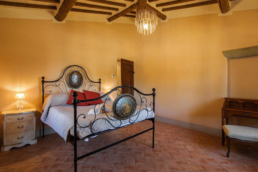 Beautiful Country House Villa Mezzavia With Private Pool in Costiglion Fiorentin view 3