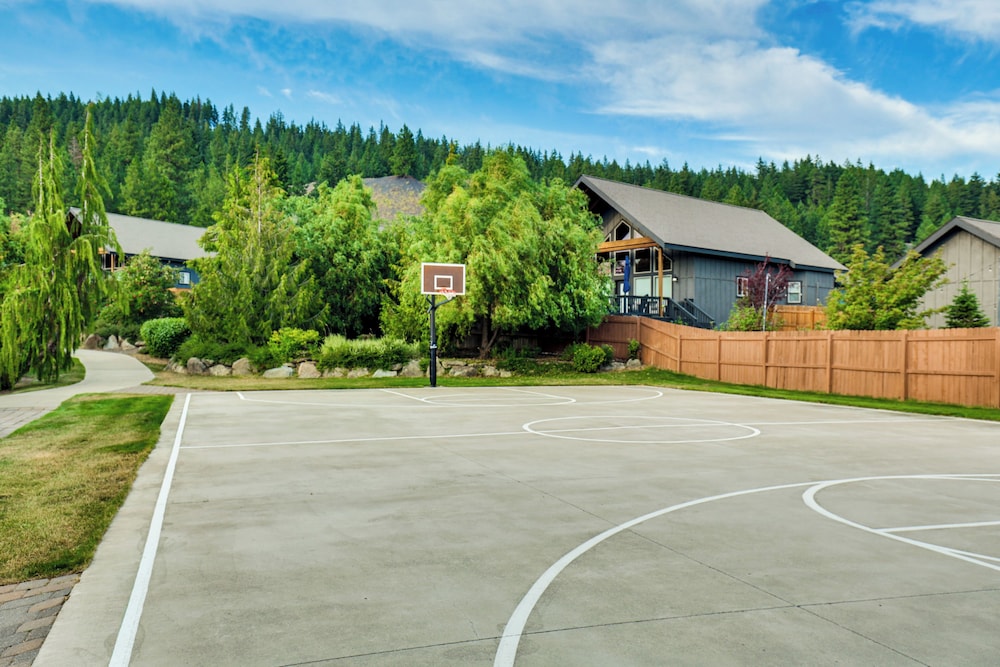Hot Tub & Game Room: Ronald Retreat 2 Mi to Lake!