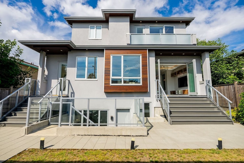 Centrally-located Luxury Home With Views Cinema