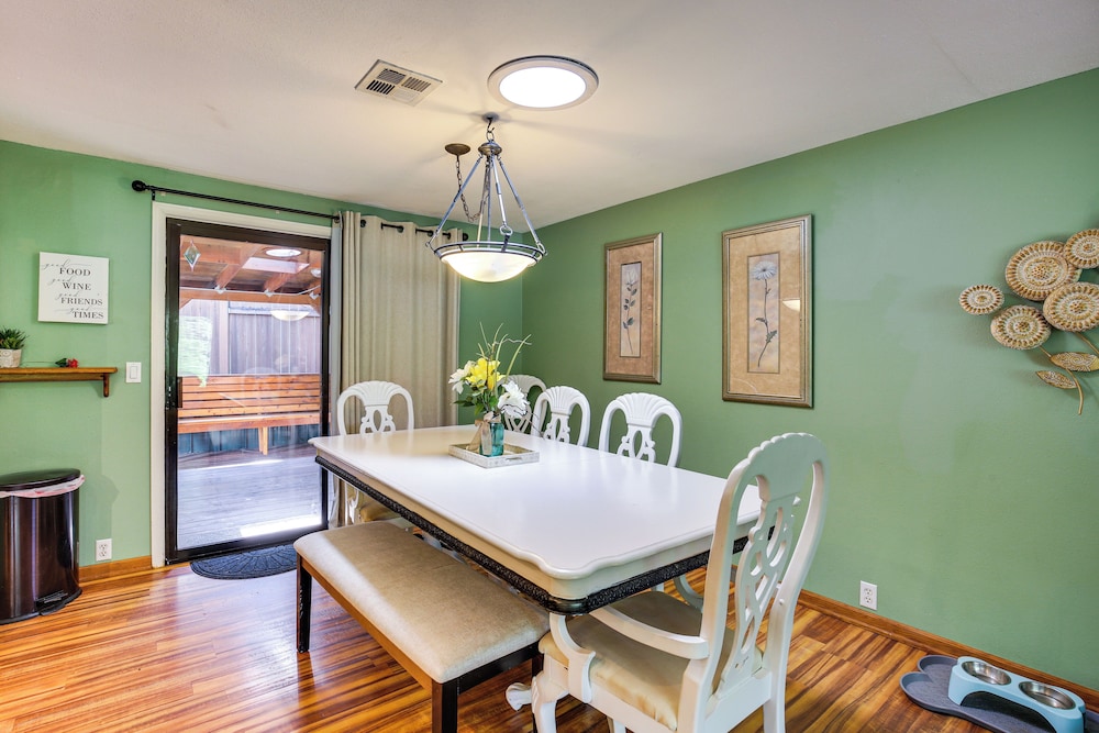 3 Mi to U of O Pet-friendly Home w/ Covered Deck!