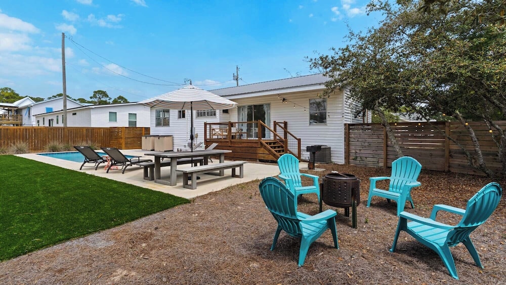 2BR Home, Private Heated Pool, 4 Bikes, Beach Access