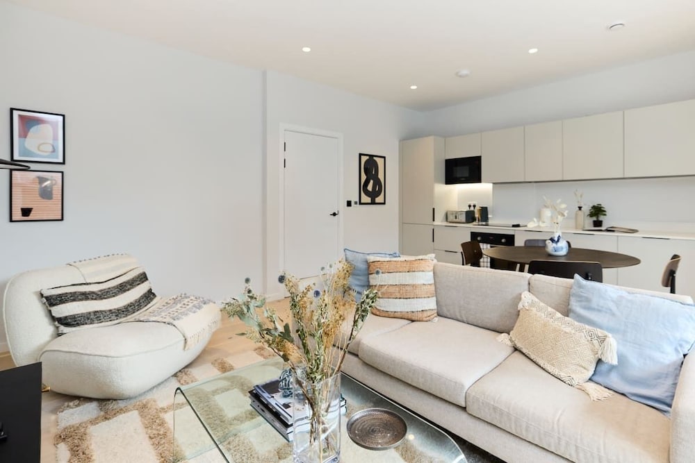 The Brondesbury Quarters - Modern 2bdr Flat With Balcony + Parking