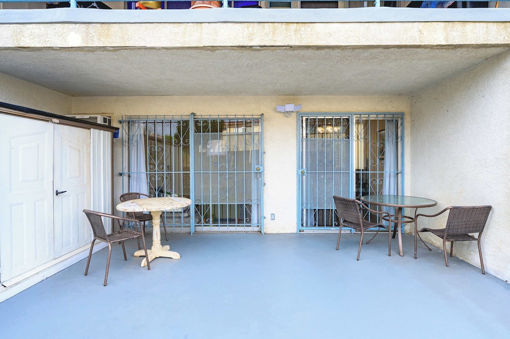 Modern Cozy Retreat Stylish Stay With Patio & Parking