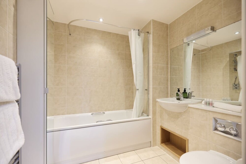 The Queensland Sanctuary - Trendy 2bdr Flat With Terrace