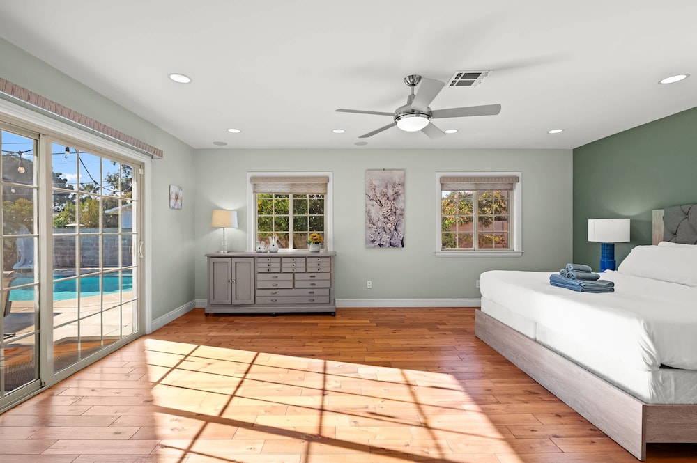 Luxury Estate With Sparkling Pool Elegant Amenities