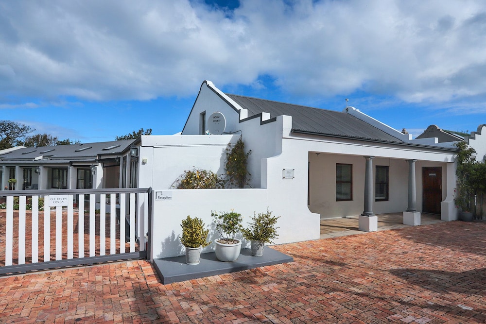 Sixteen Guest House on Main
