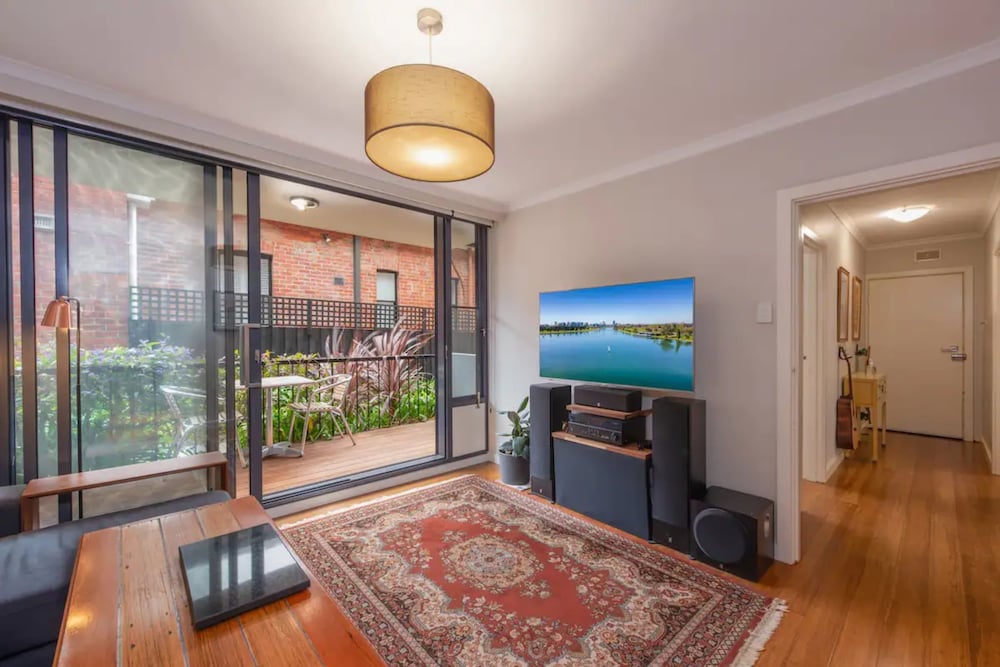 Light 2 Bedroom Apartment in Elwood With Balcony view 2