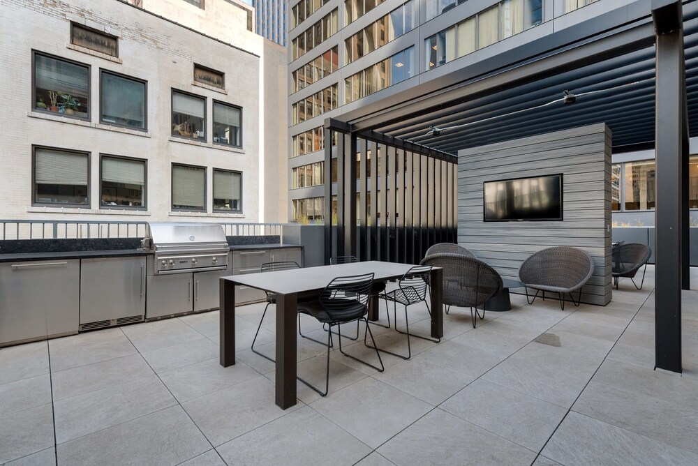 The Loop 2BR Historic Modern Luxury Amenities