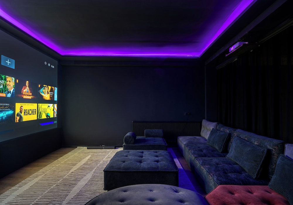 Niabi 4BDR Apartments with billiards