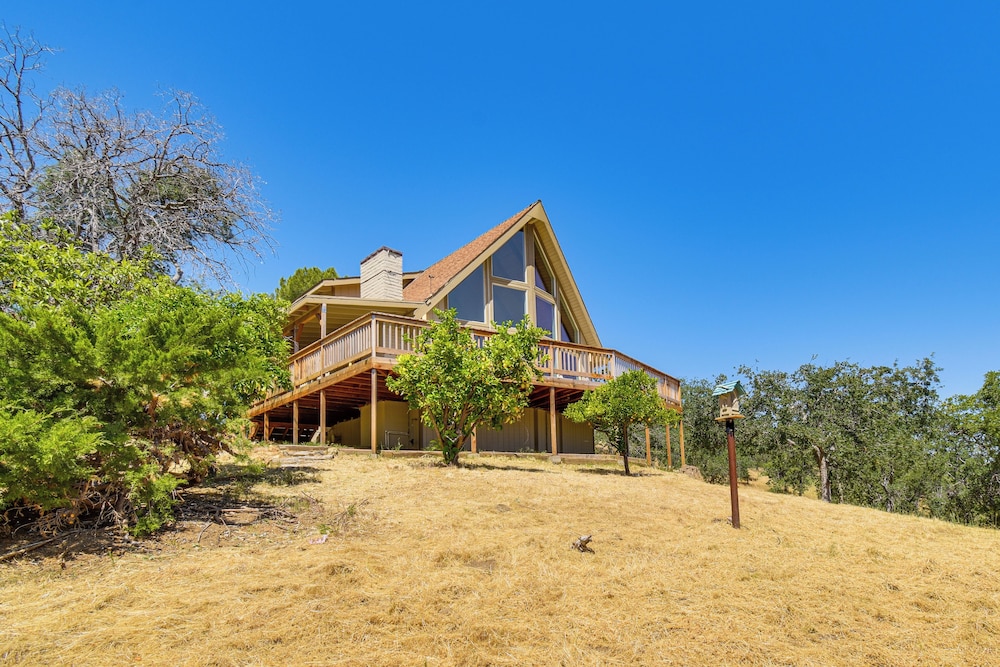 Deck + Views: Scenic Yosemite Lakes Retreat
