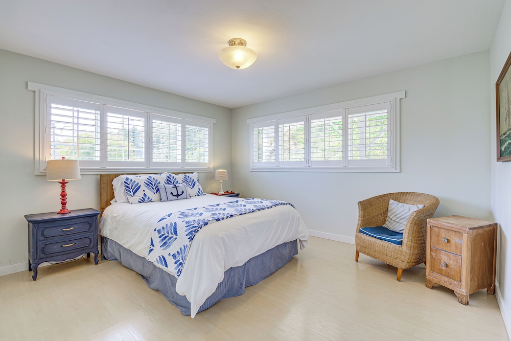 Mtn-view Camano Island Retreat Overlooking Beach