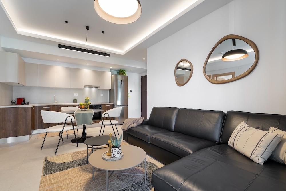 Comfy Apt terrace and parking 800m to old town and beach