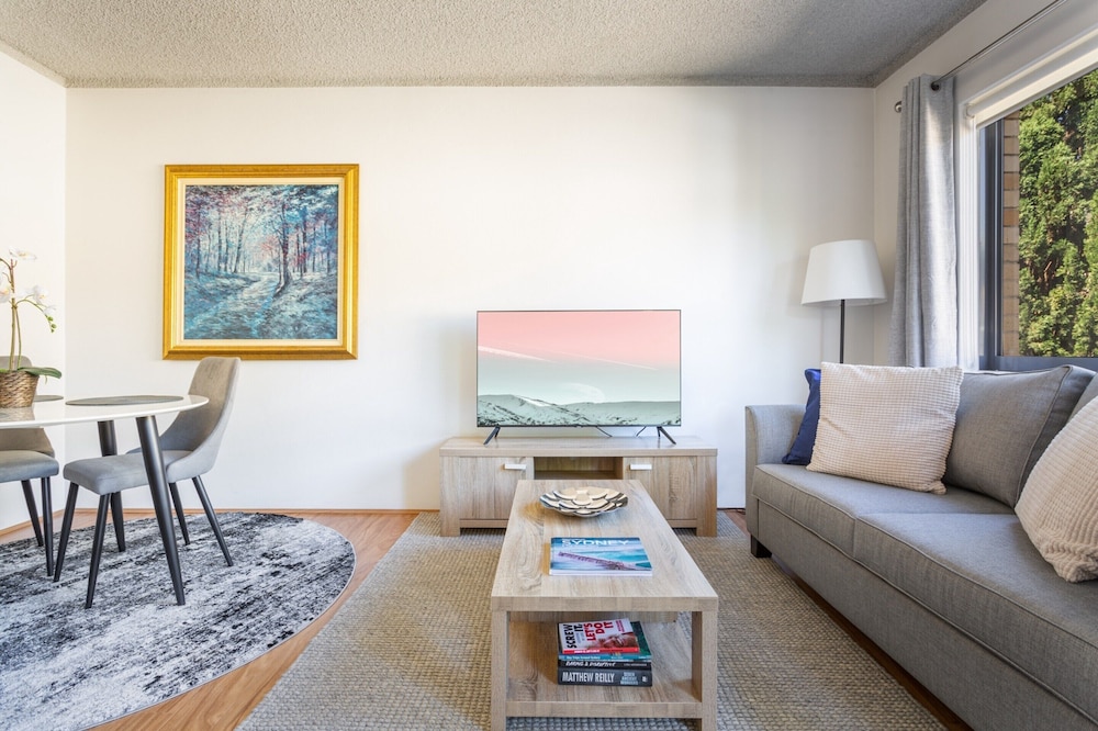 Unit With Balcony, Backyard and Parking Near Shops