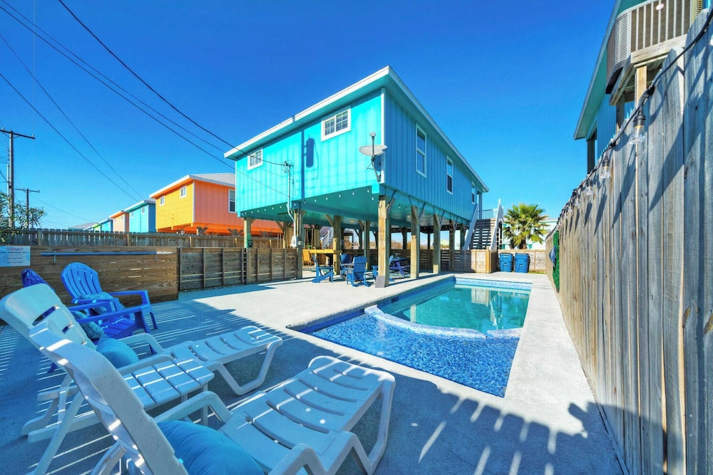 Sleeps 21, 2 Homes 2 Private Pools, Fire Pit, Swing Bar Walk to the Beach
