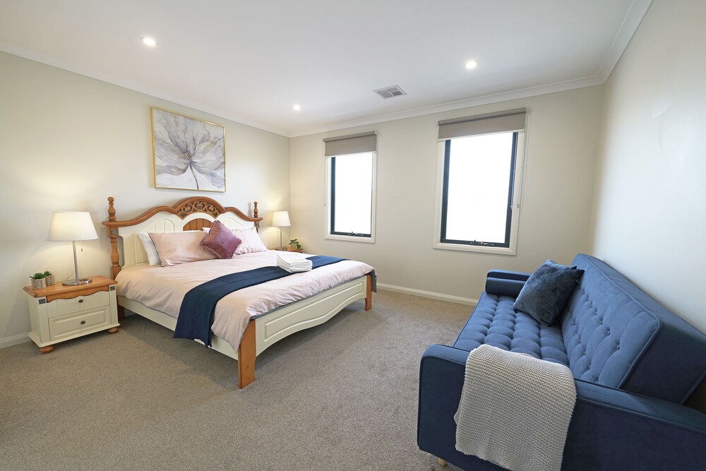 Luxury Waterfront SpaciousHouse Lakeview view 5