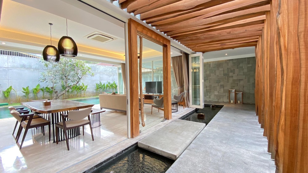 YY Villa Big Pool & Parking in Seminyak