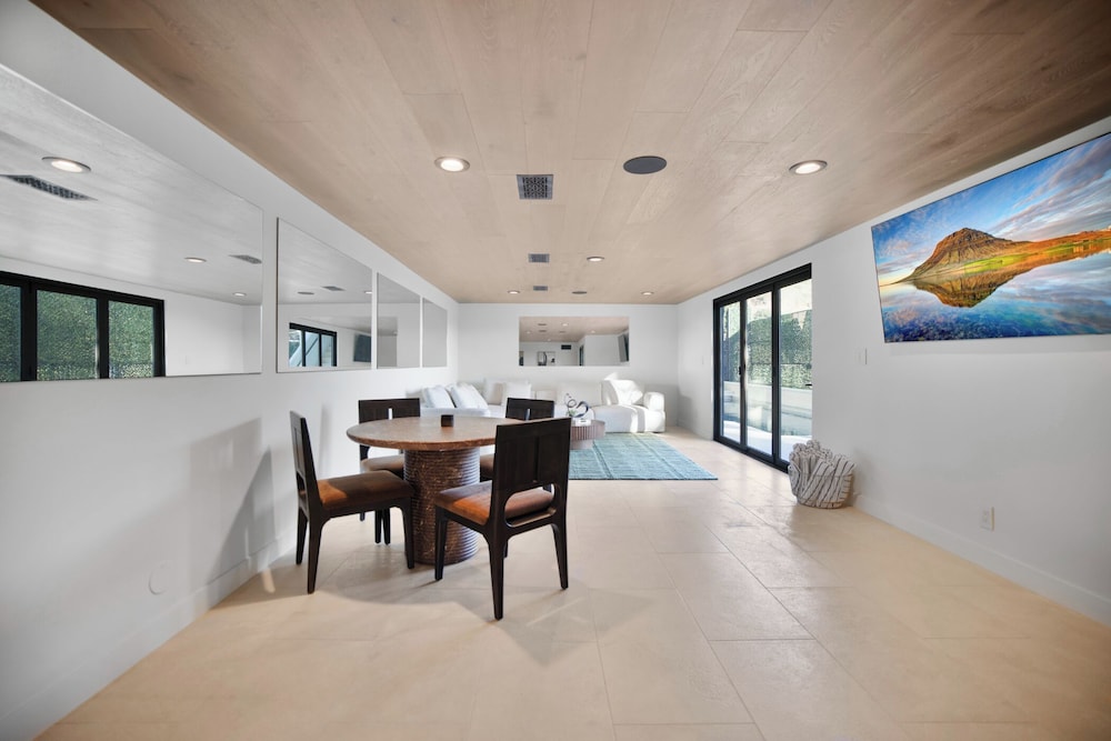 Villa Solea - Mulholland Retreat w/ Pool, Spa & Iconic LA Views