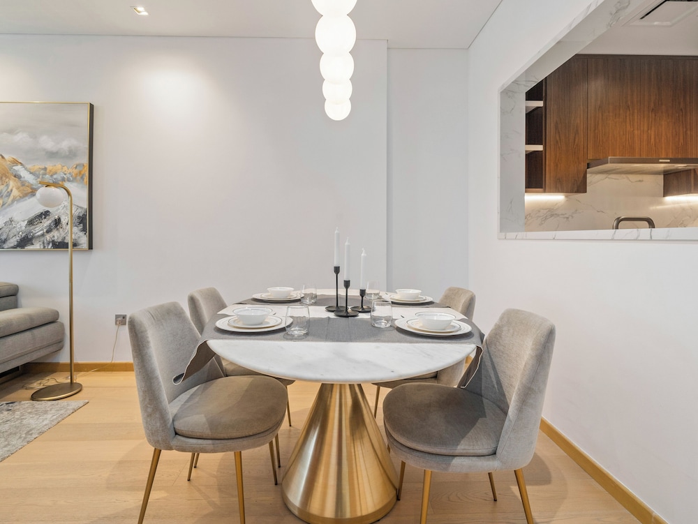 Elegant Apartment Amidst Vibrant Area with Balcony photo 3