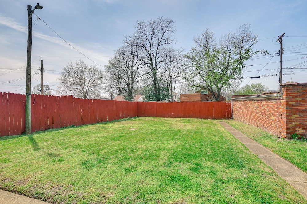 10 Mi to Downtown St Louis: Convenient Apartment!