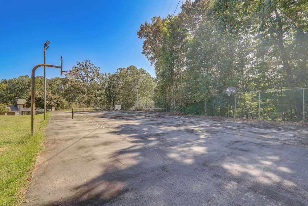 Game Room + Pond: Spacious Gainesville Getaway!