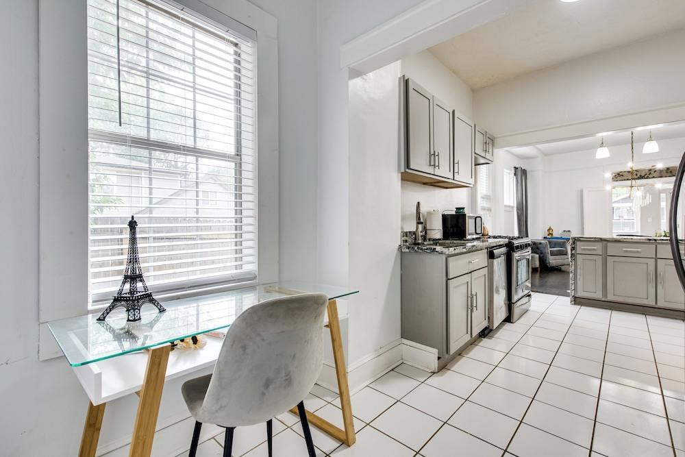 Renovated ATL Home 2 Mi to Mercedes-benz Stadium!