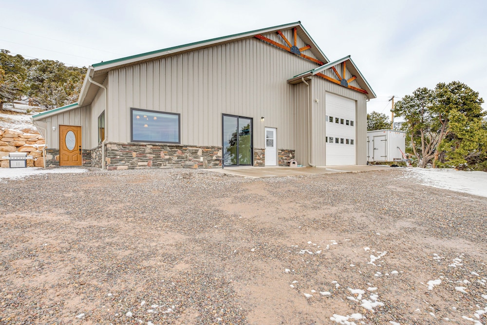 4 Mi to Black Canyon: Mtn-view Apt in Montrose!