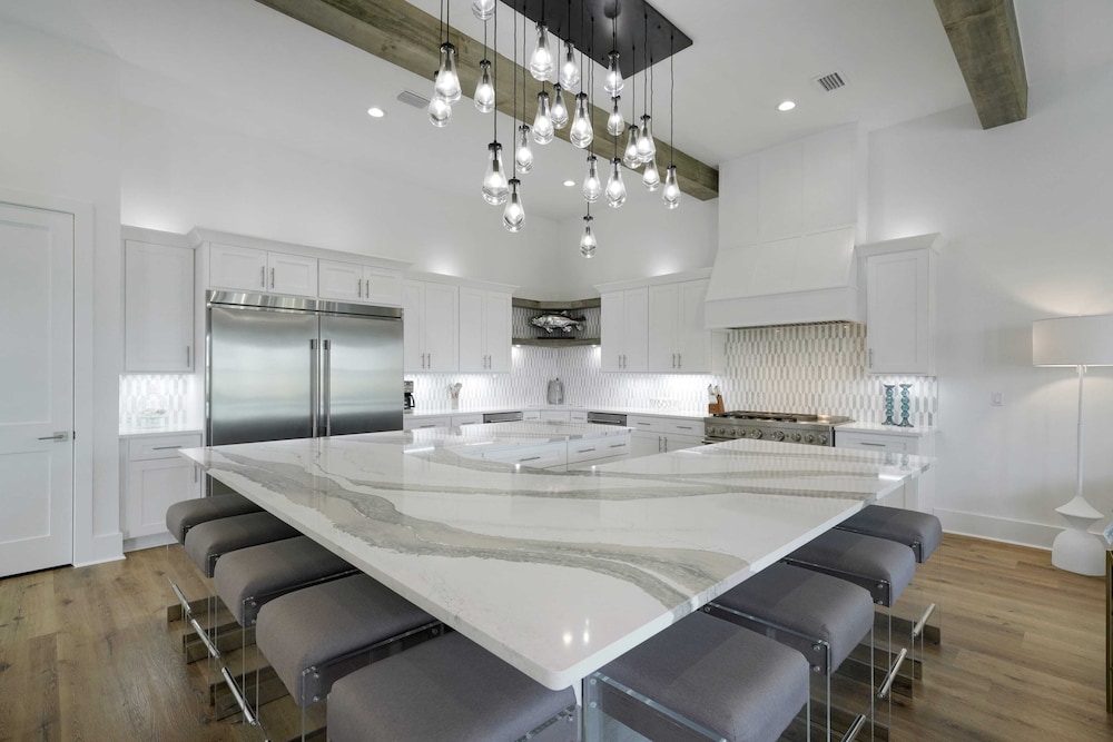 7 Bedroom Serentiy Sands Cottage with Heated Pool and Spa