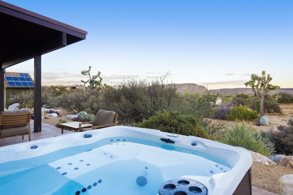 Jackalope Junction-pool, Hot Tub, Fire Pit, Bbq & Desert Views! 2 Bedroom Home by RedAwning