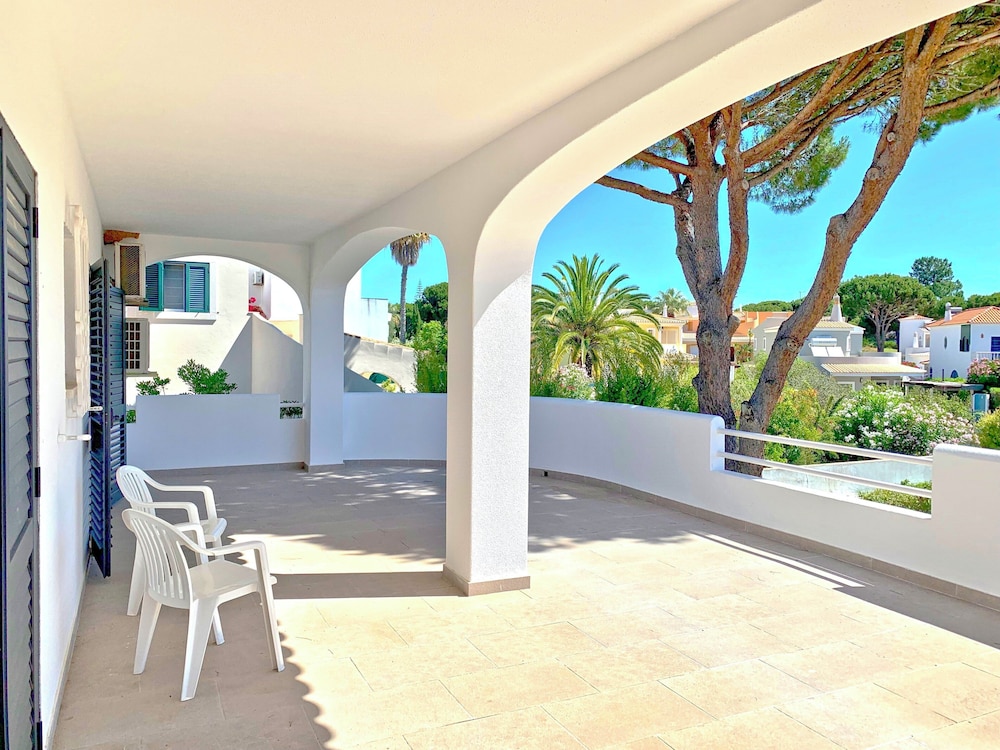 Old Village Area, Your Perfect Vilamoura Getaway, Private Pool, AC & Wifi