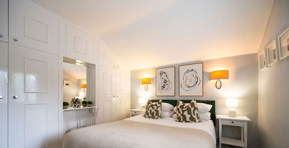 Mills Cottage - Cosy 2 Bedroom Cottage - Parking view 2