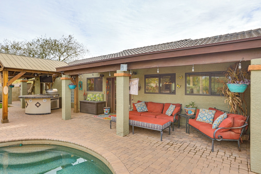 Horsey Hideaway: Ranch House in Cave Creek!