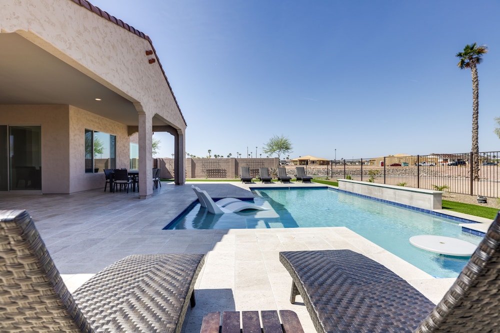 Private Pool & Grill: Modern Goodyear Retreat